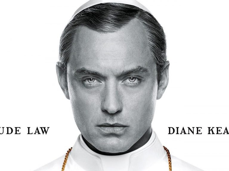 白のビキニブリーフが話題のジュード・ロウ主演ドラマからオシャレな最新予告が到着