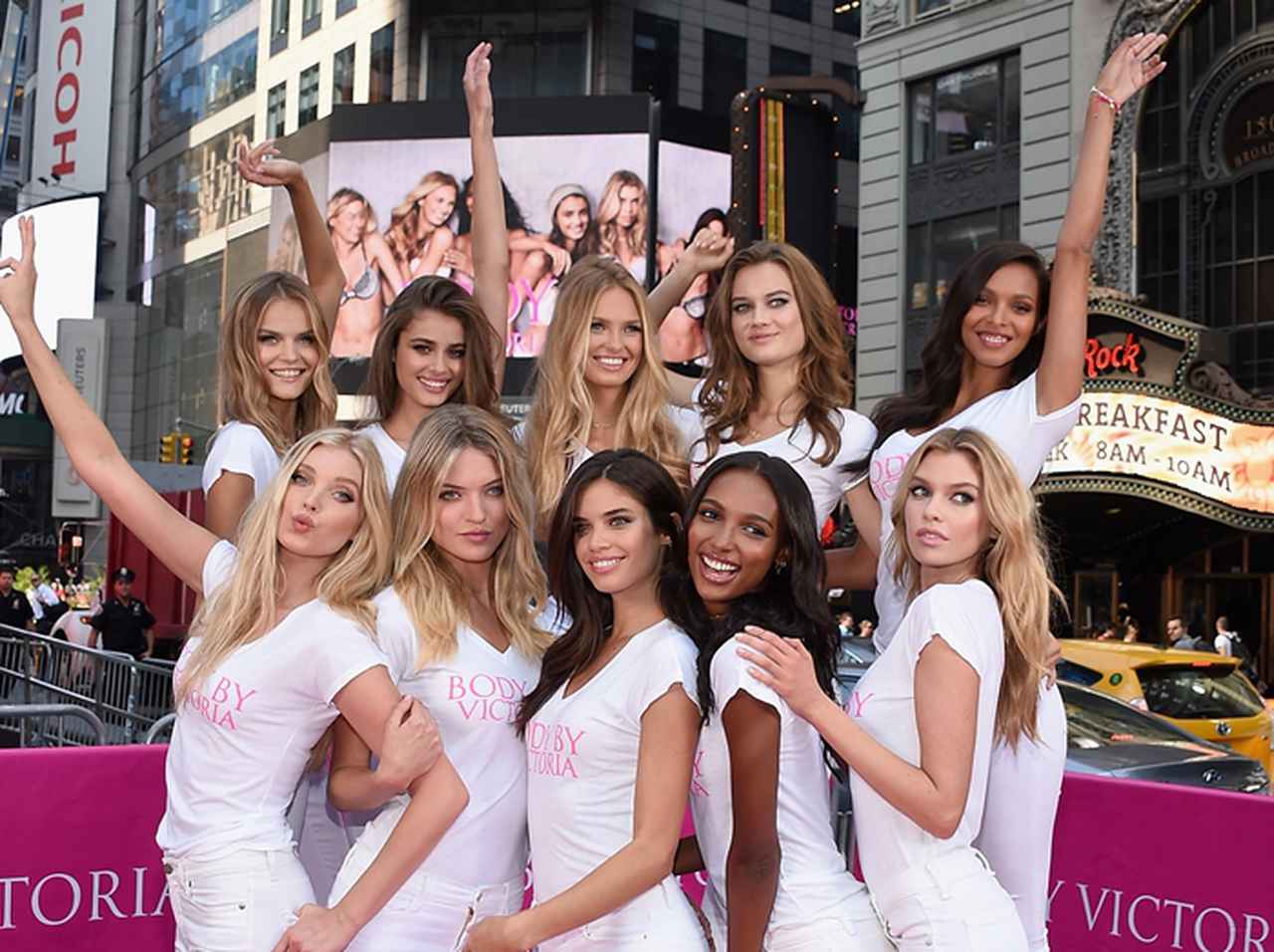 ヴィクトリアズ・シークレットのエンジェルたちが「超過酷」な状況で筋トレ