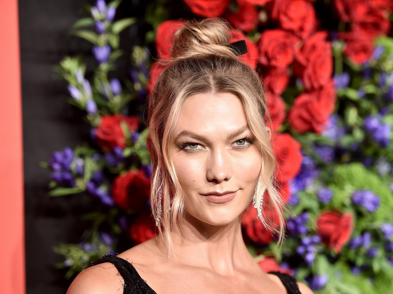 冬だから可愛い!スッキリまとめ髪は「センター分け前髪」がトレンド