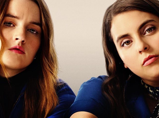 機内の映画で「同性愛者のキスシーン」だけ『全カット』、監督が怒り