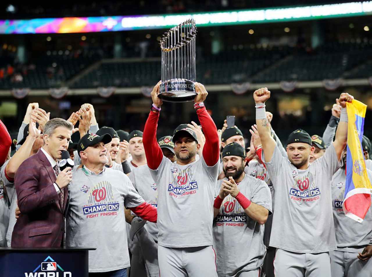 ワールドシリーズで胸をポロリした女性たちに待っていた結末とは?