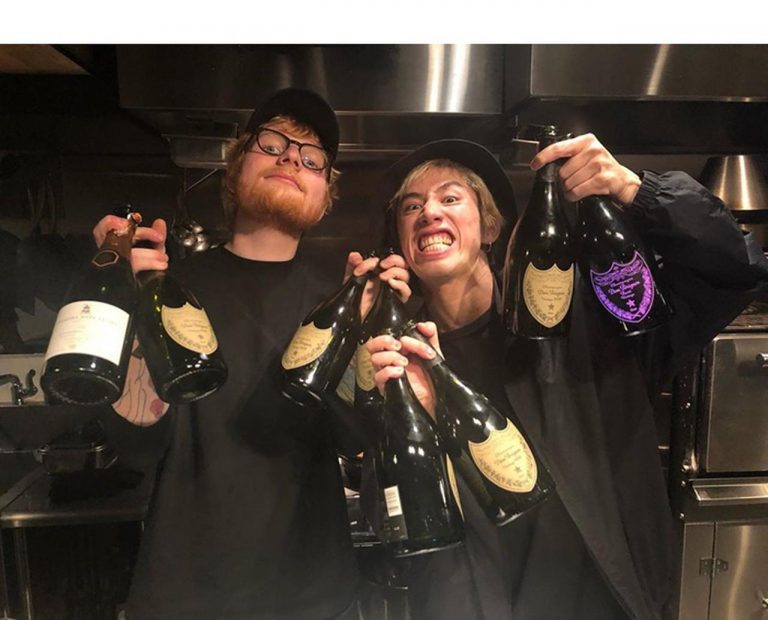 エド・シーラン、ワンオクのタカとバックストリート・ボーイズの曲を熱唱