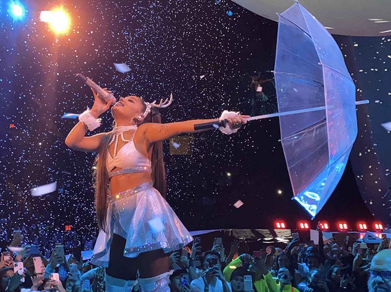 アリアナ・グランデ、ステージで「転倒した」自分の動画に反応