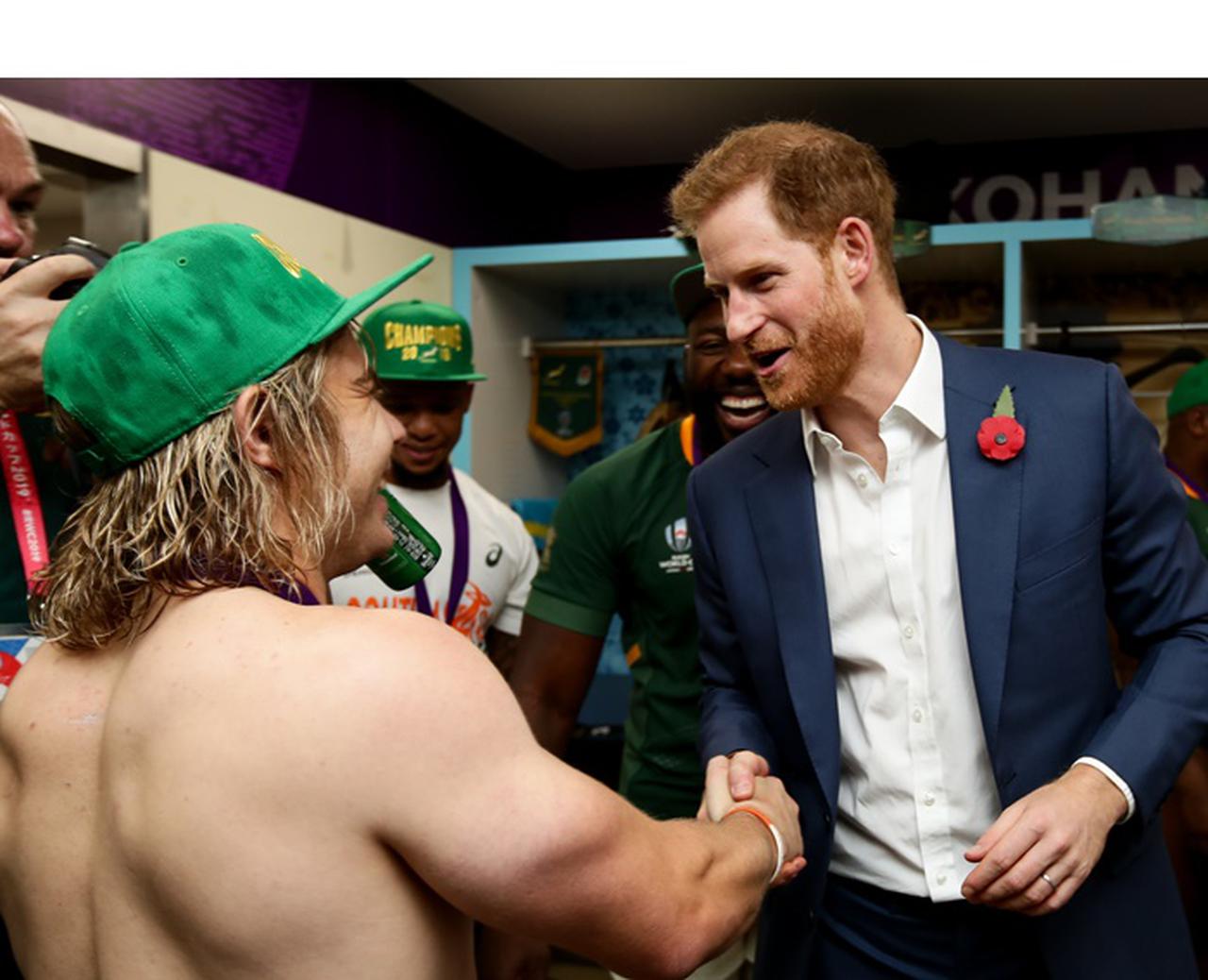 ヘンリー王子、香取慎吾の作品の前に立ってポーズ