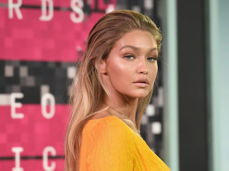 モデルのジジ・ハディッド、自身の服装に寄せられた「不満」に猛烈反論