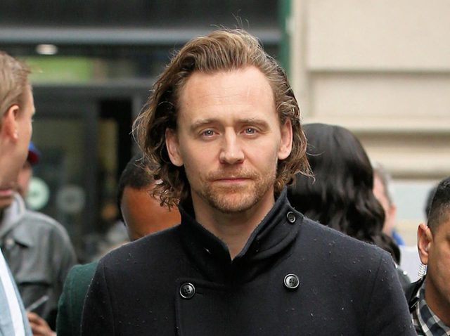 トム・ヒドルストン、「噂のパートナー」と地下鉄に乗車【写真アリ】