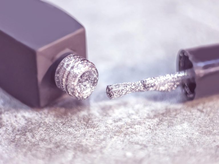 ラメが取り出せない?「ラメネイル」をムラなくキレイに仕上げるコツ