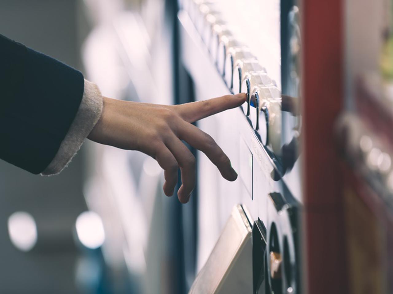 米ラスベガスの空港の自動販売機に多くの女性たちが!その理由とは?