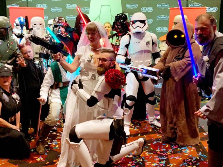 『スター・ウォーズ』の大ファンが初日に映画館で挙式、愛のフォースに包まれる