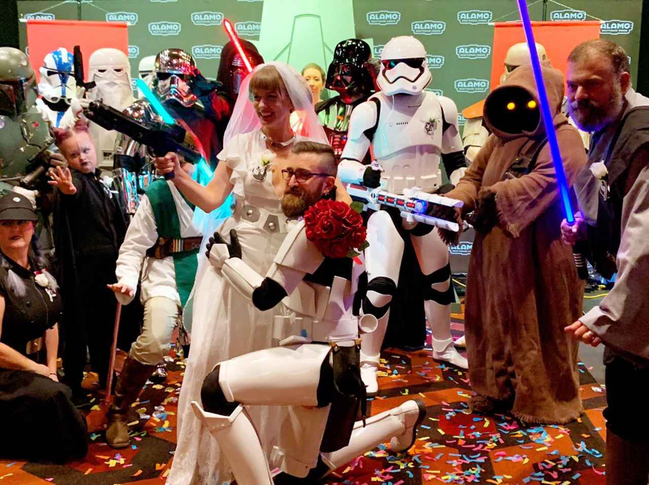 『スター・ウォーズ』の大ファンが初日に映画館で挙式、愛のフォースに包まれる