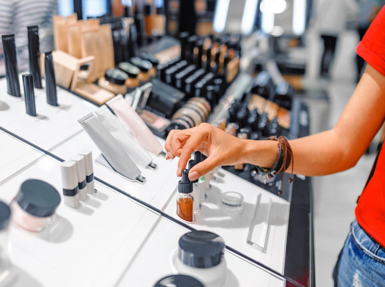 スキンケアとメイクコスメ、どちらにお金をかけるべき？