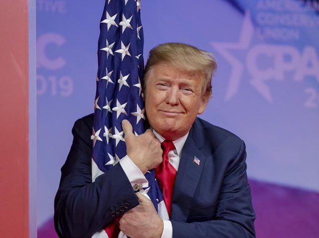 トランプ大統領、人類の半分を消し去った「悪役サノス」に自分の顔をコラした選挙動画を公開