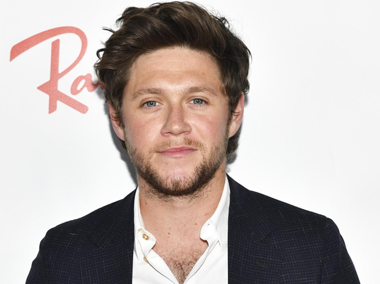 ナイル・ホーラン、ピアノで弾き語るラブソング「Put A Little Love On Me」をリリース