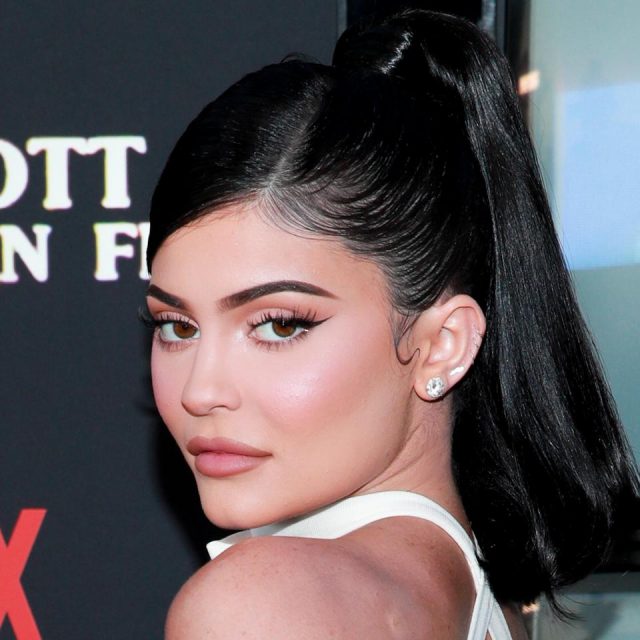 カイリー・ジェンナー、うるツヤ美肌の秘訣は「お風呂上がり」にある⁉