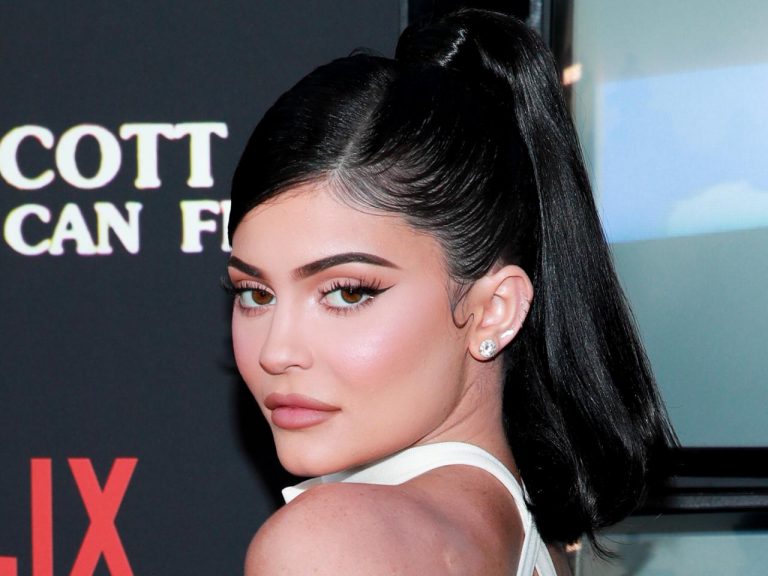 カイリー・ジェンナー、うるツヤ美肌の秘訣は「お風呂上がり」にある⁉