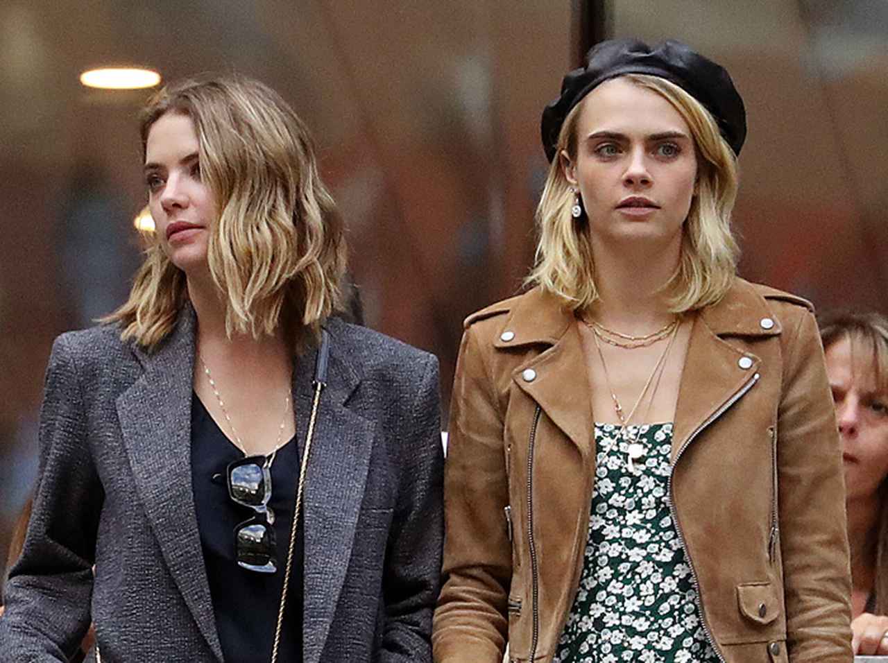 カーラ・デルヴィーニュ、アシュレイ・ベンソンと「別れた」と報告も即行削除の怪