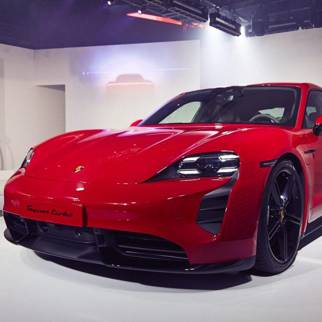 ポルシェ初のフル電動スポーツカー「タイカン」発表