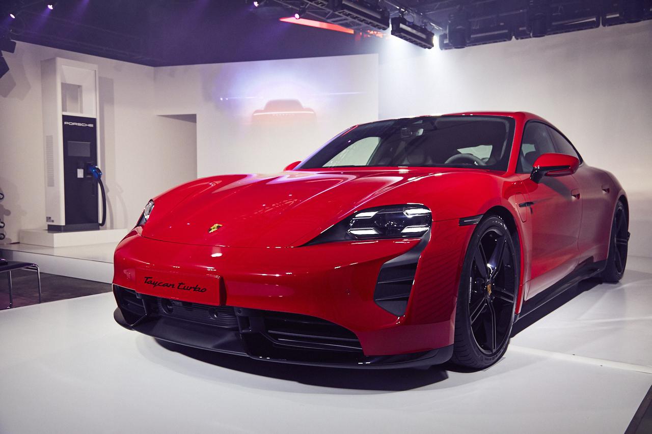 ポルシェ初のフル電動スポーツカー「タイカン」発表