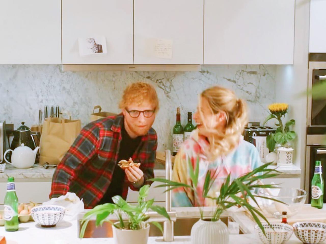 エド・シーラン、「幼なじみ婚」の妻とミュージックビデオで夫婦初共演