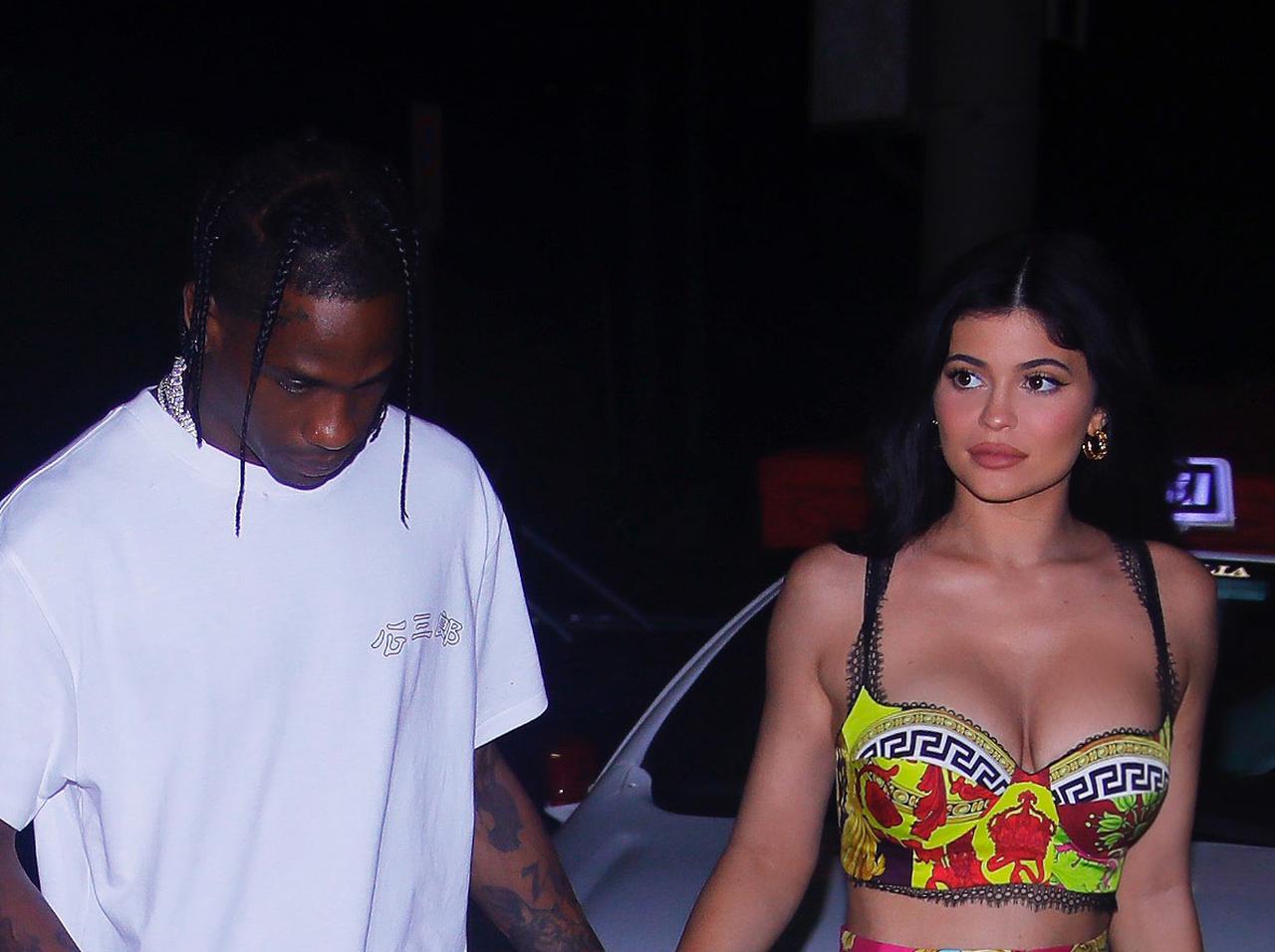 カイリー・ジェンナー、元彼トラヴィス・スコットと親の実家で過ごす【動画アリ】