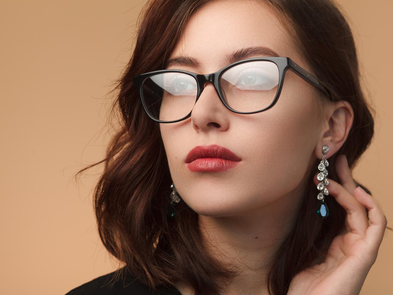 メガネ女子必見！「メガネメイクの悩み」を解決するプロのテクニック