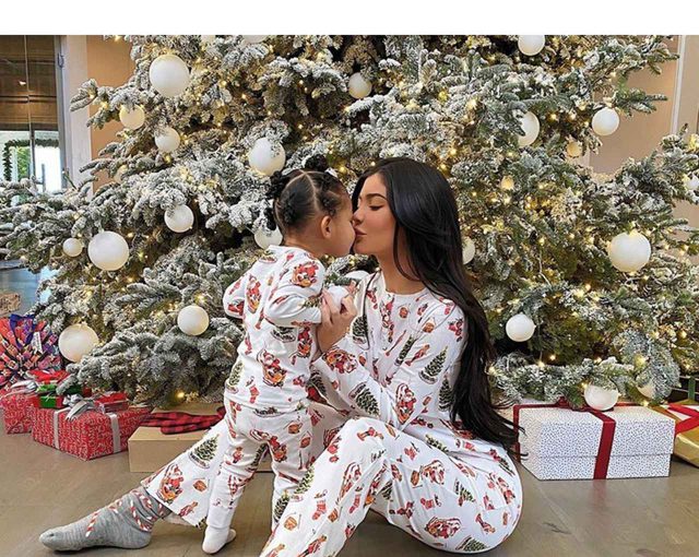 カイリー・ジェンナー1歳娘、クリスマス会に同い年とは比べ物にならないドレスを着用