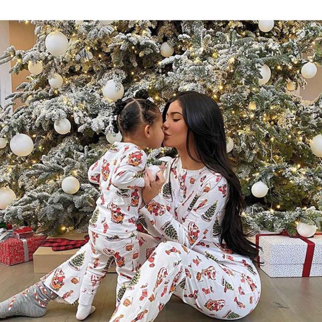 カイリー・ジェンナー1歳娘、クリスマス会に同い年とは比べ物にならないドレスを着用
