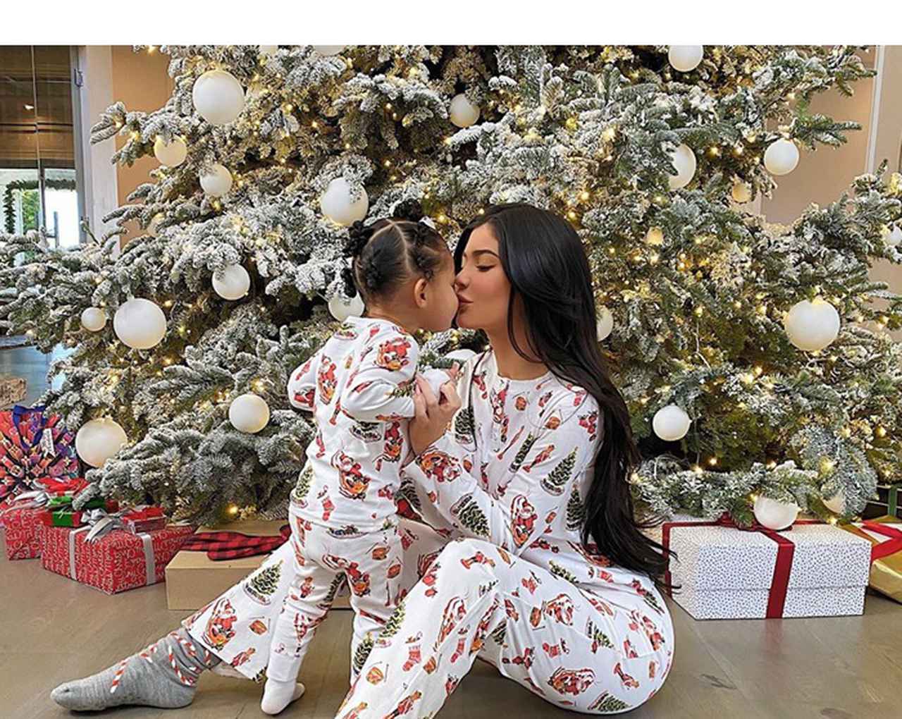 カイリー・ジェンナー1歳娘、クリスマス会に同い年とは比べ物にならないドレスを着用