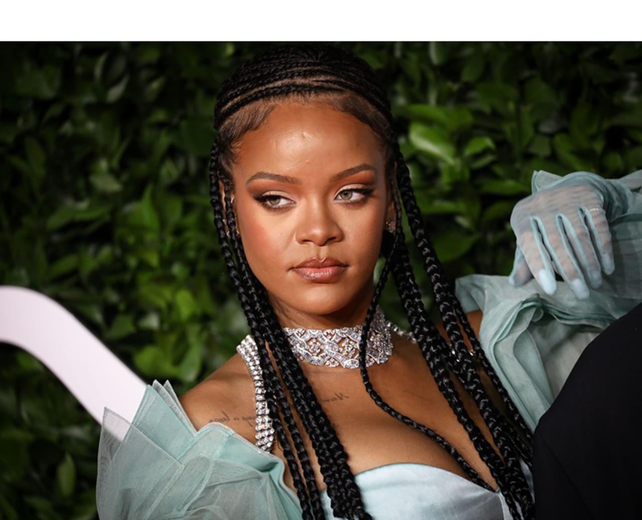 リアーナ、ファッション界の名誉ある賞を受賞した瞬間の表情がプライスレス