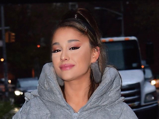 ルイ・ヴィトンの100万円超え「モノグラムダウン」をアリアナ・グランデがゲット！