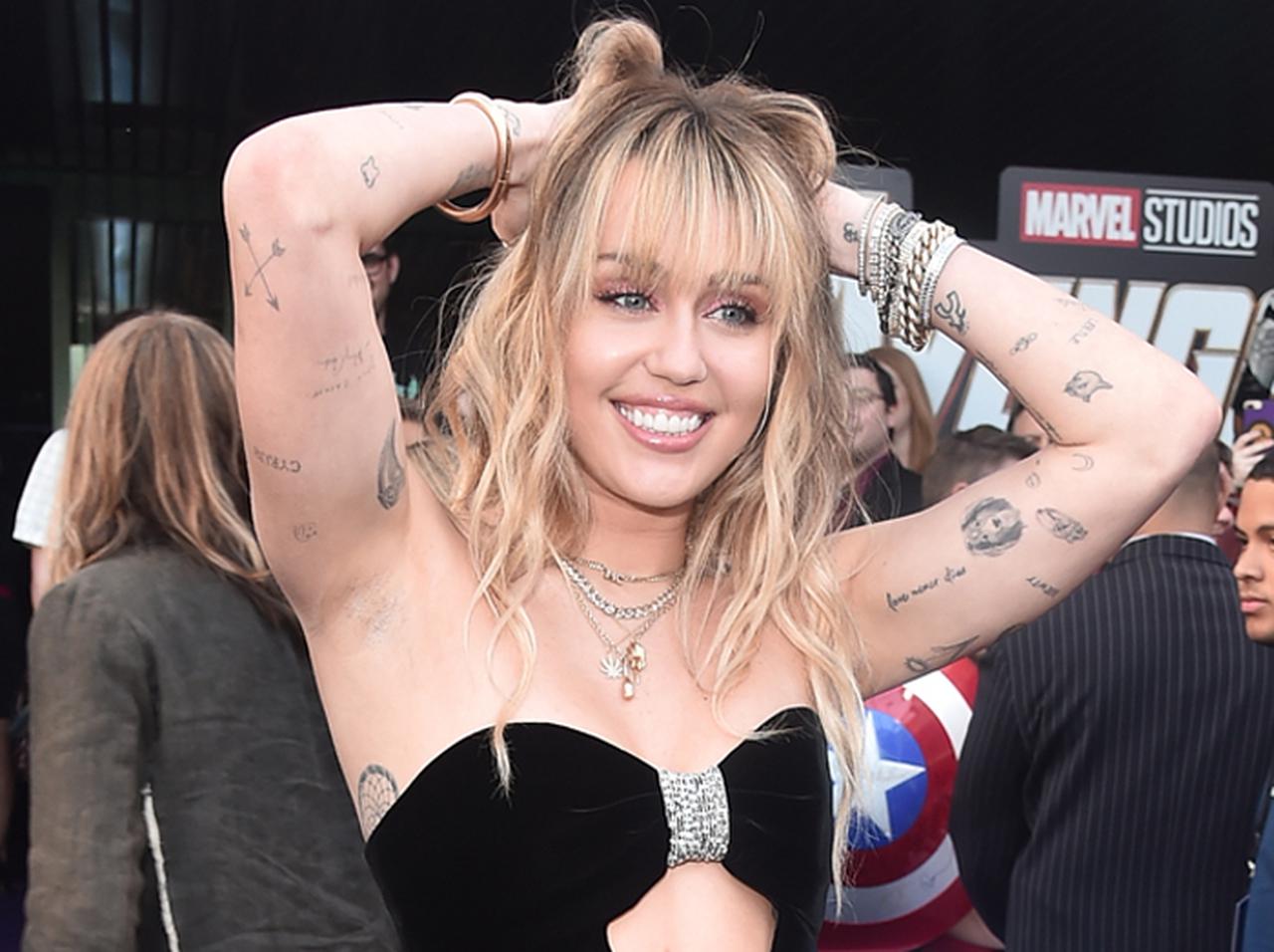 マイリー・サイラス、「スピード離婚」を自虐して見知らぬ人からの求婚に応じる