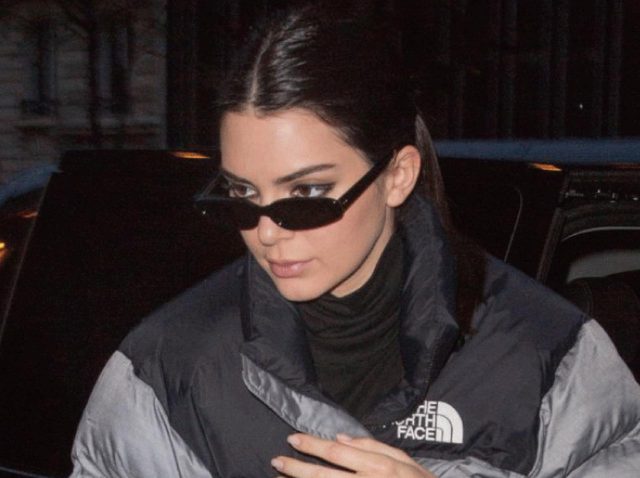ノース・フェイスのダウンを、ケンダル・ジェンナーが色違いで愛用