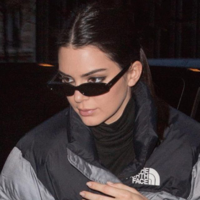 ノース・フェイスのダウンを、ケンダル・ジェンナーが色違いで愛用