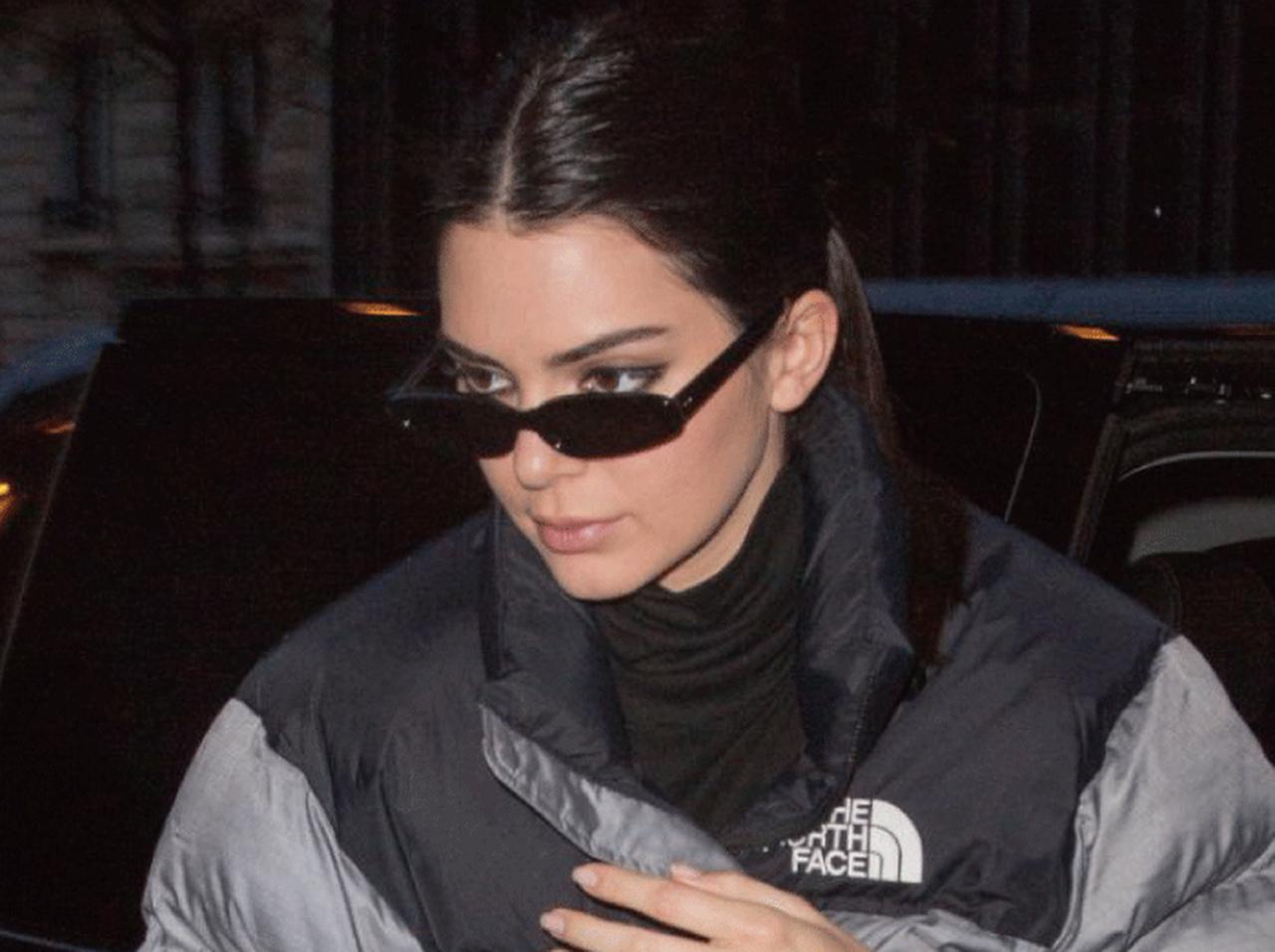 ノース・フェイスのダウンを、ケンダル・ジェンナーが色違いで愛用