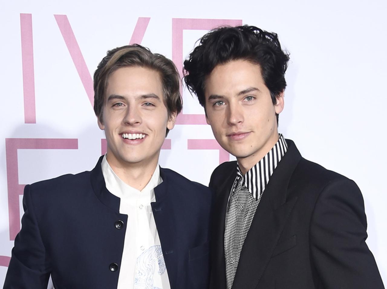 ディラン&コール・スプラウス兄弟、『スター・ウォーズ』女優とまるで“三つ子”