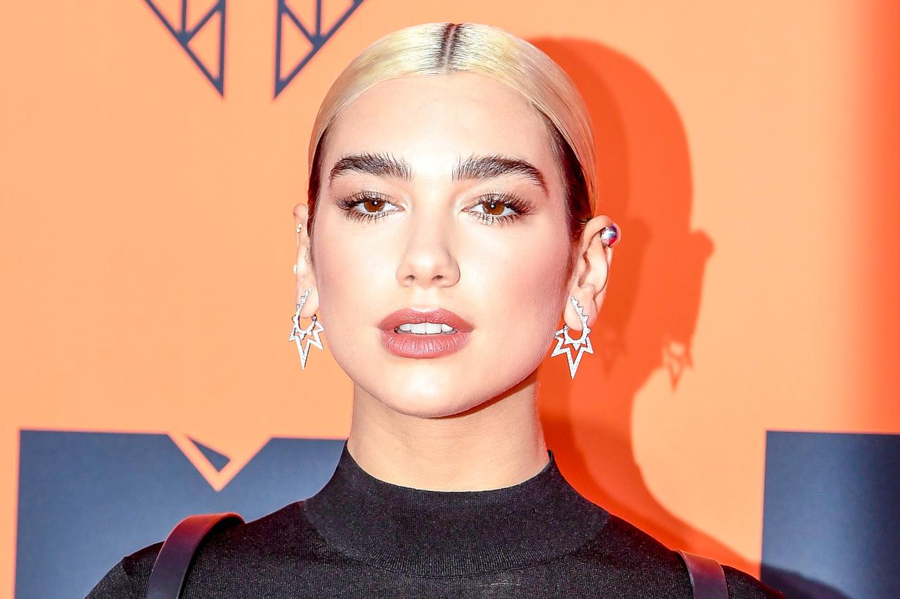 デュア・リパが「毛穴レス肌」を叶えるクレンジング&洗顔法を公開