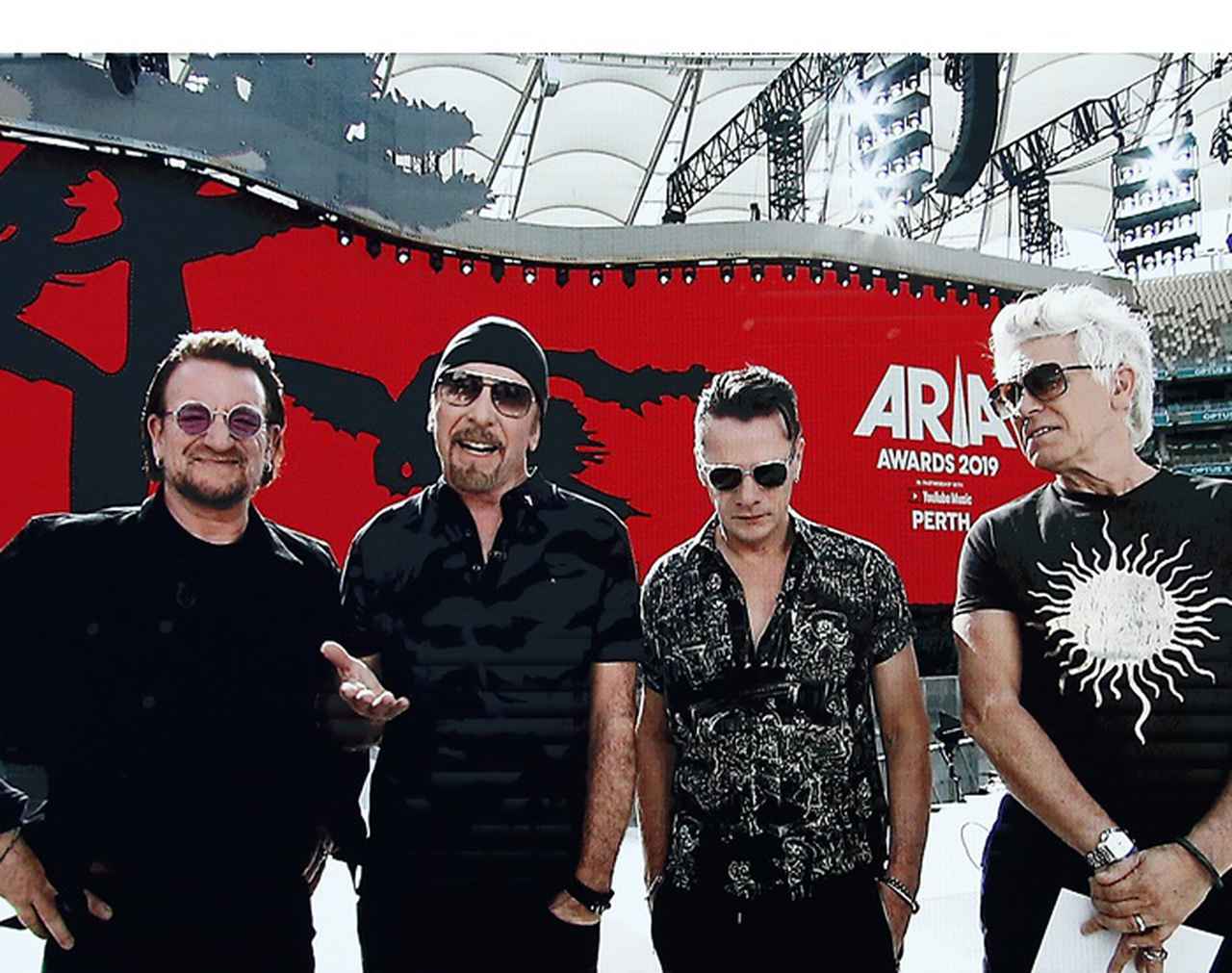 U2がいよいよ日本へ！かっこよすぎるプライベートジェットも注目