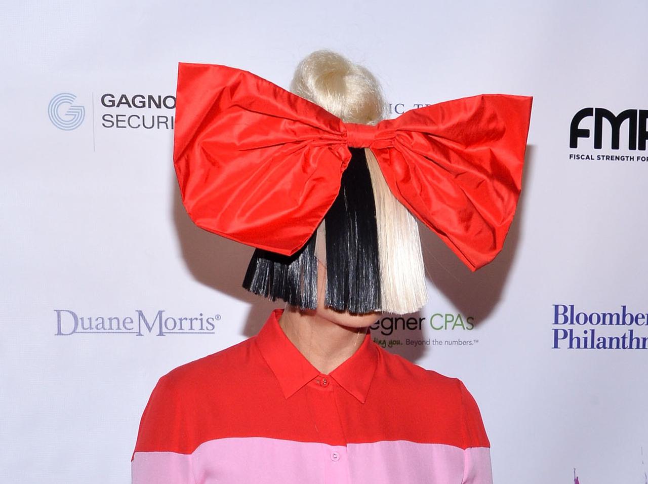 SIAシーア、クリスマスイブを過ごした場所で「お見合い」のような『結婚の誘い』を受ける