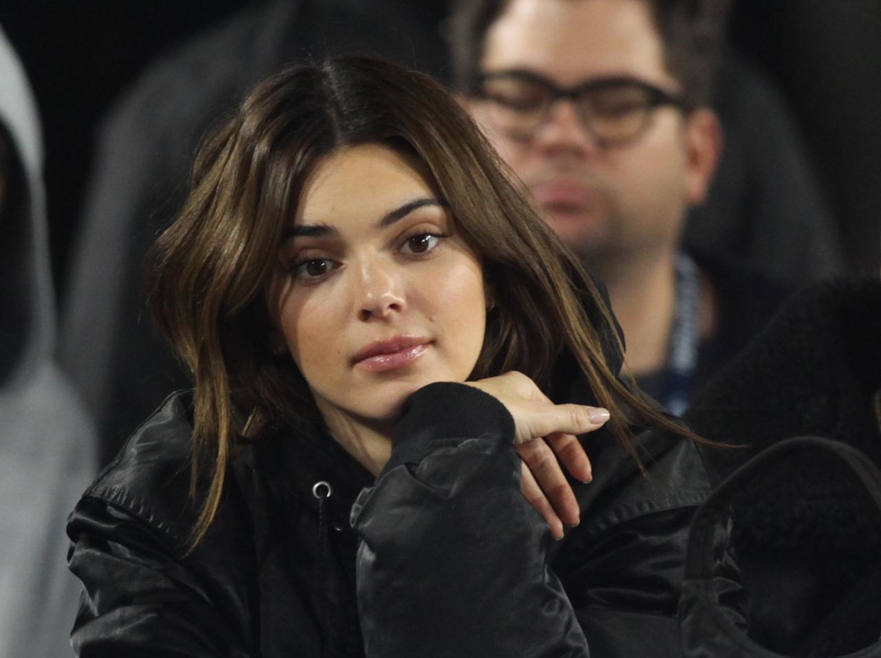 ケンダル・ジェンナー、“夜遊び”する前にする『習慣』を明かし「私はおばあちゃん」