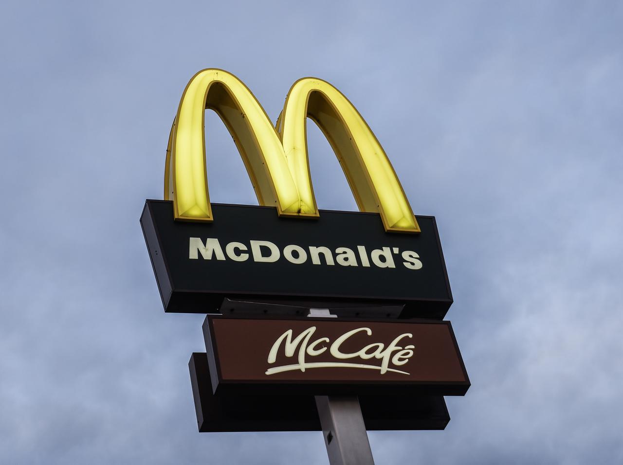 マクドナルドの「あれ」を欲しがりすぎた女性、拳銃で店員を脅して逮捕される