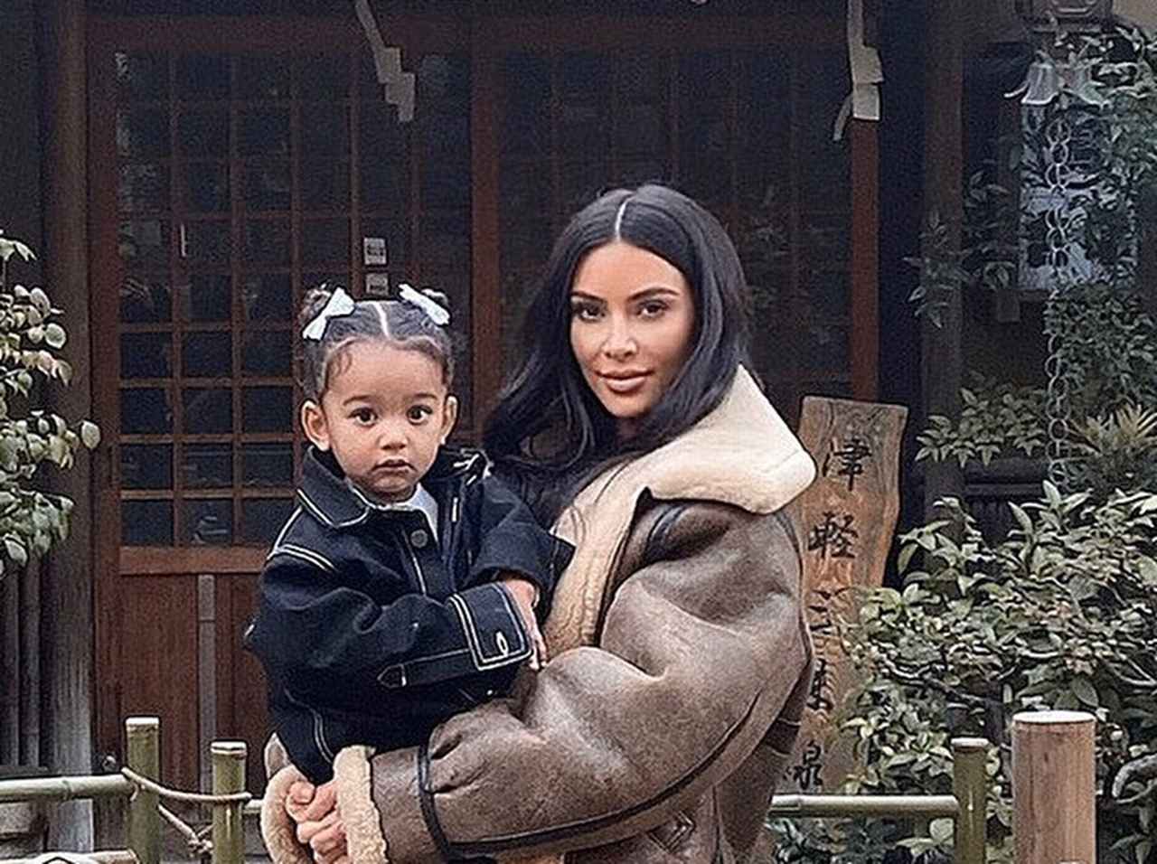 キム・カーダシアン、来日時に「未発売のYeezy」着用