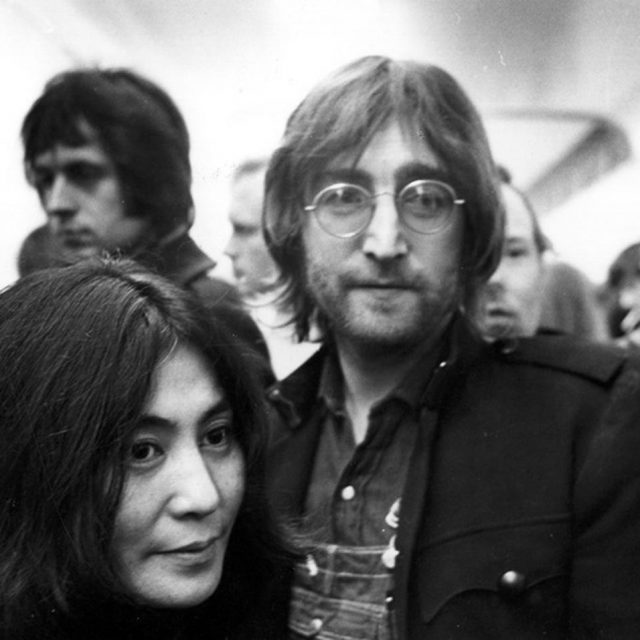 ジョン・レノンの命日、息子ショーン・レノンが貴重な家族写真を公開