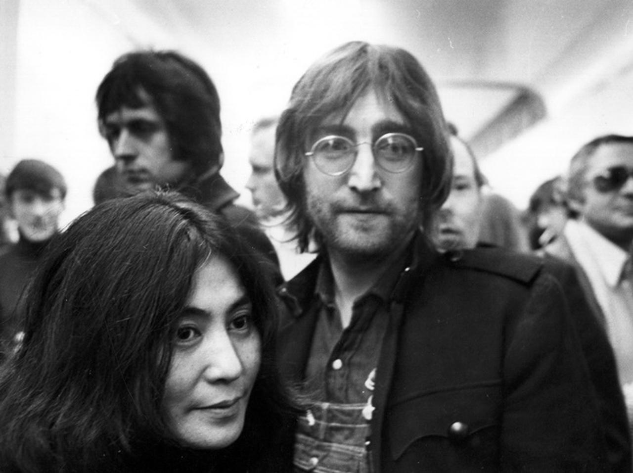 ジョン・レノンの命日、息子ショーン・レノンが貴重な家族写真を公開