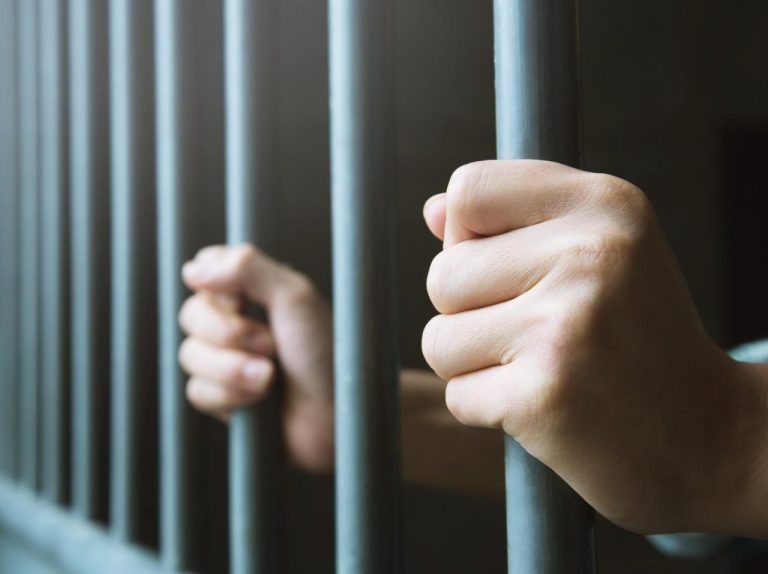「仮死」を経験した服役囚、『終身』刑は終えたはずだと主張し釈放を要求