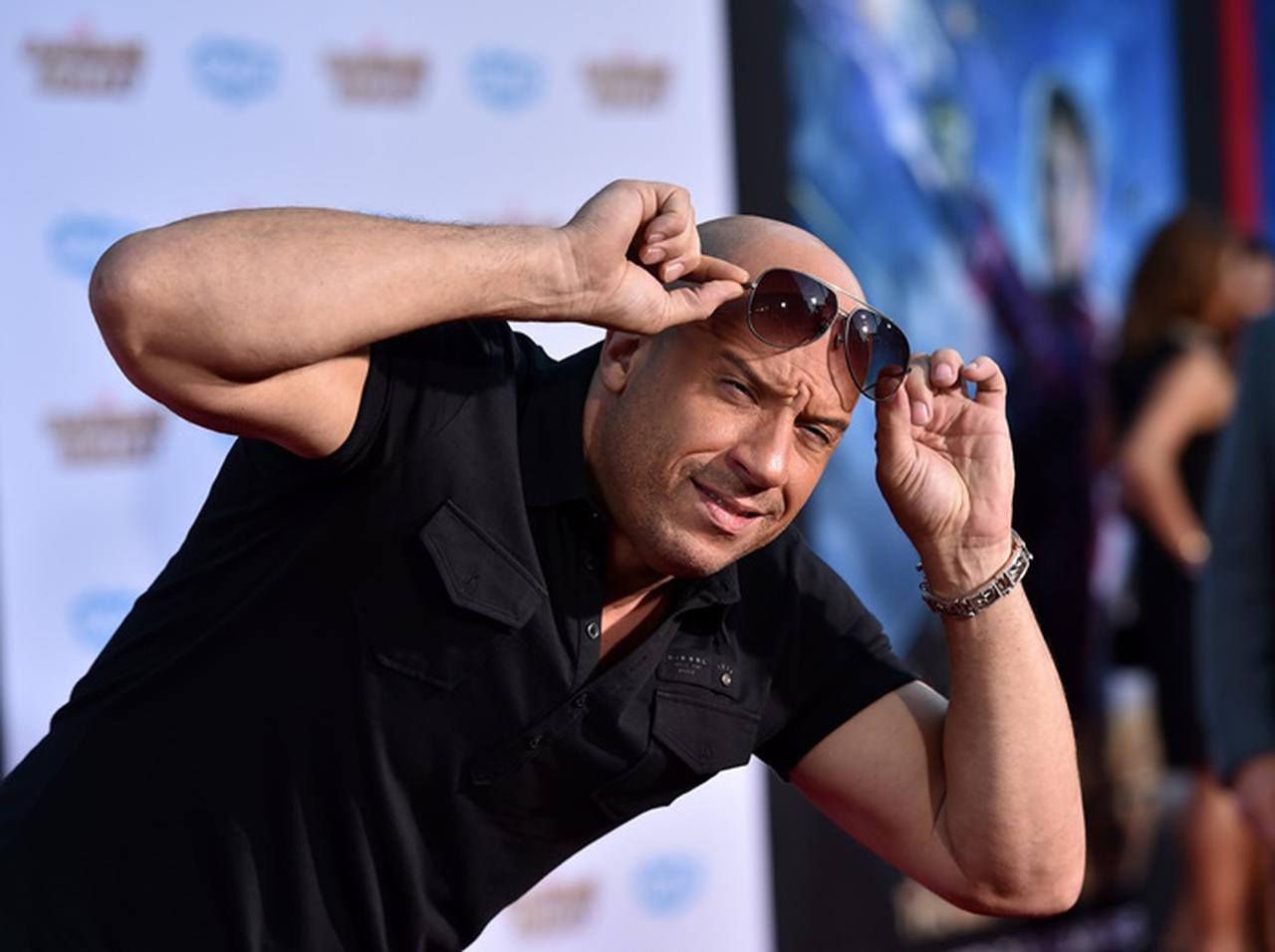 『ワイスピ』ヴィン・ディーゼル、おじさんボディ露わに「俺のバナナ」を見せつける