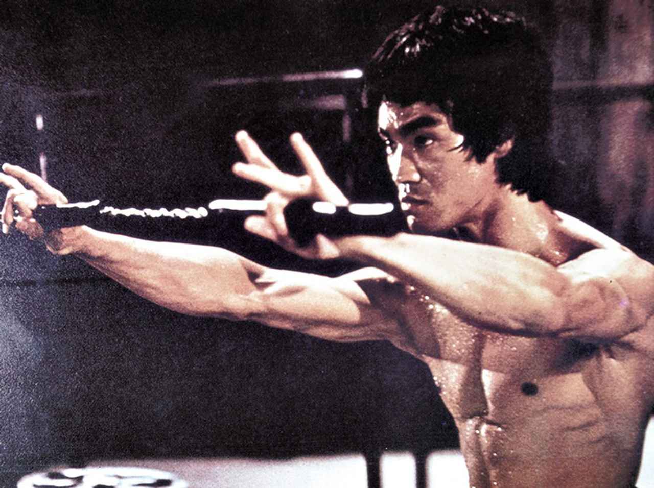 『燃えよドラゴン』脚本家75歳の自宅が燃え、17歳の青年によって救け出される