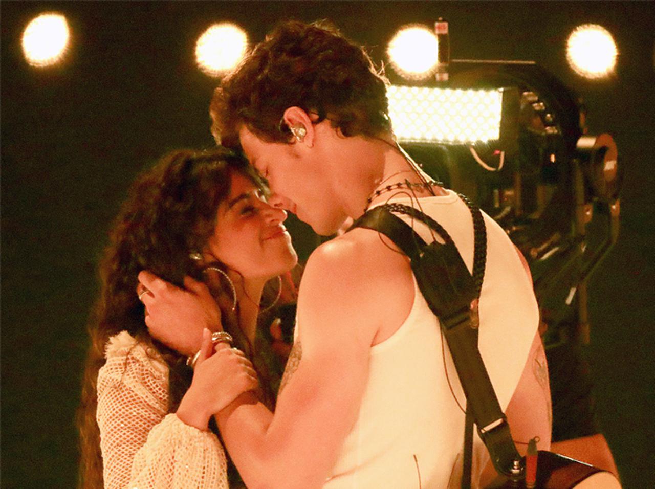 カミラ・カベロ、ショーン・メンデスと「舞台上ではキスしない」理由を告白