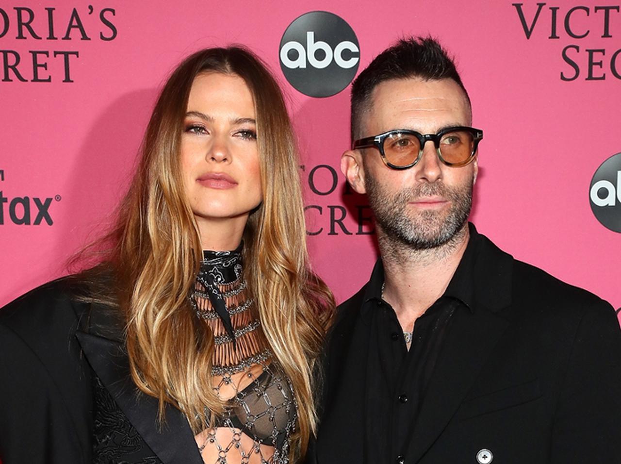 マルーン5×ヴィクシーモデル夫婦、デート中に叫んだり頭を抱えたり【写真アリ】