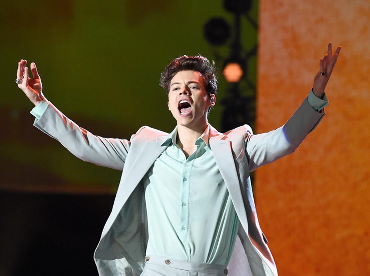 ハリー・スタイルズ、新アルバムの付録のポスターで「全裸」になる