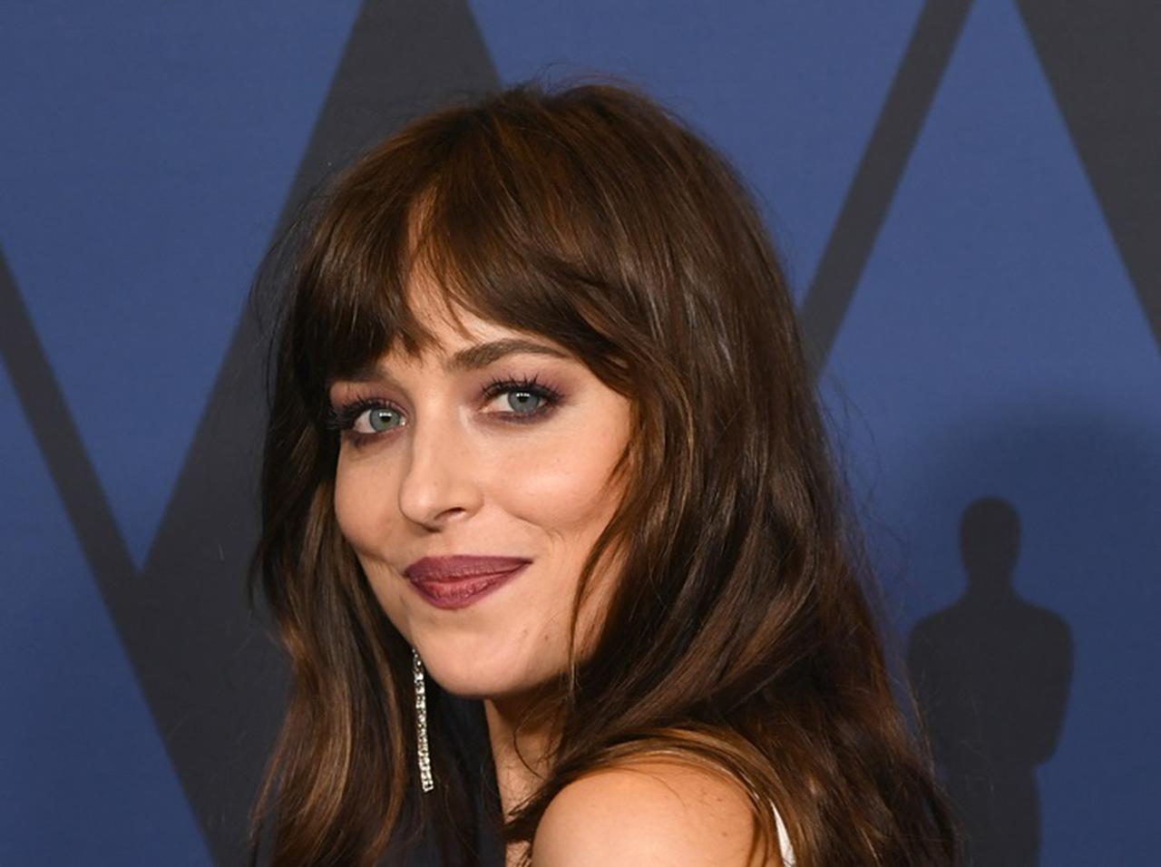 ダコタ・ジョンソン、クリスマス気分盛りあげる「ツイードのセットアップ」